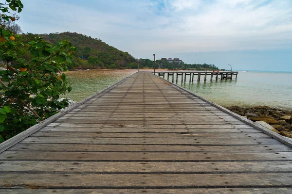 泰国罗勇省穆科沙梅国家公园考莱姆亚的木板墩桥 — 图库照片