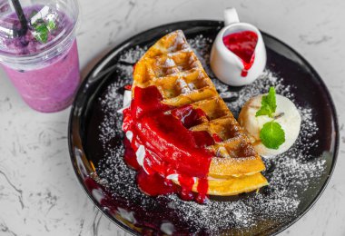 Tablo üzerinde çilek ve vanilyalı dondurma ile gözleme