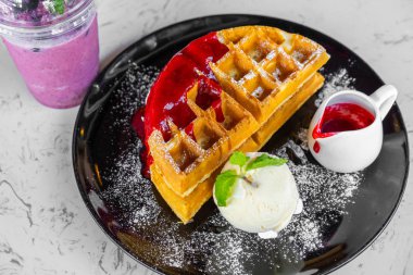 Tablo üzerinde çilek ve vanilyalı dondurma ile gözleme