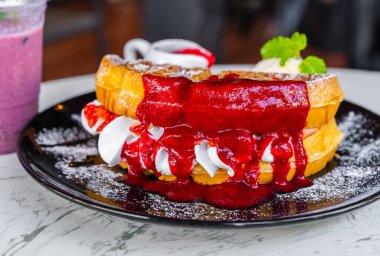 Tablo üzerinde çilek ve vanilyalı dondurma ile gözleme