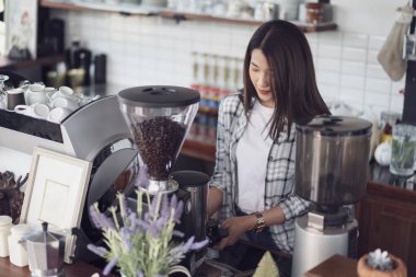 kadın ile makine bir kafede kahve hazırlama