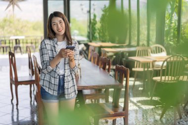 bir kafede Smartphone kullanan mutlu kadın