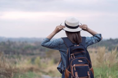 kırsal kesimde sırt çantası ile kadın turist