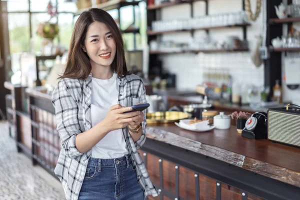 Счастливая Женщина Пользующаяся Смартфоном Кафе — стоковое фото