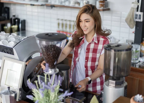 Женщина Готовит Кофе Машиной Кафе — стоковое фото