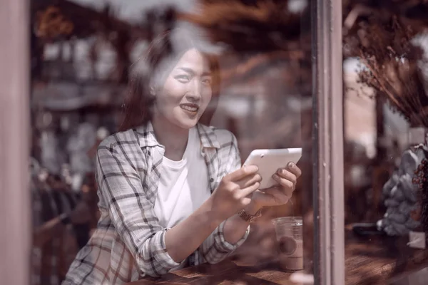 Mujer Feliz Usando Tableta Digital Café — Foto de Stock