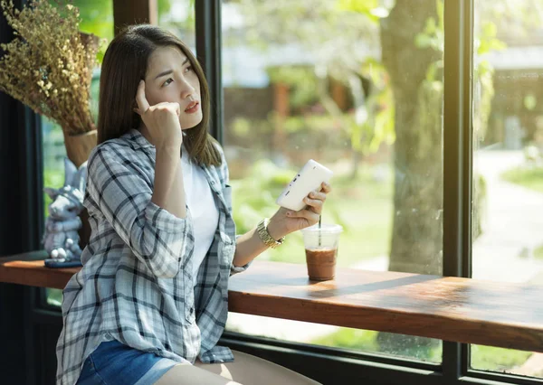 Женщина Использующая Цифровой Планшет Думающая Кафе — стоковое фото