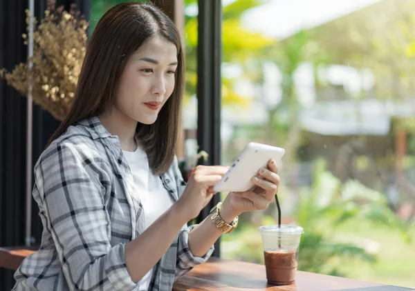Счастливая Женщина Помощью Цифрового Планшета Кафе — стоковое фото