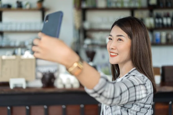 Glückliche Frau Macht Selfie Mit Dem Smartphone Einem Café — Stockfoto