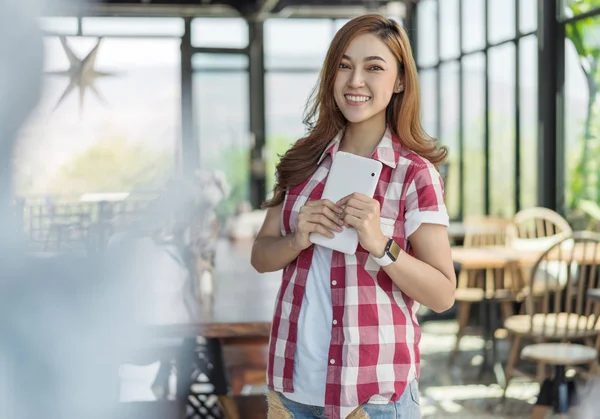 Счастливая Женщина Помощью Цифрового Планшета Кафе — стоковое фото