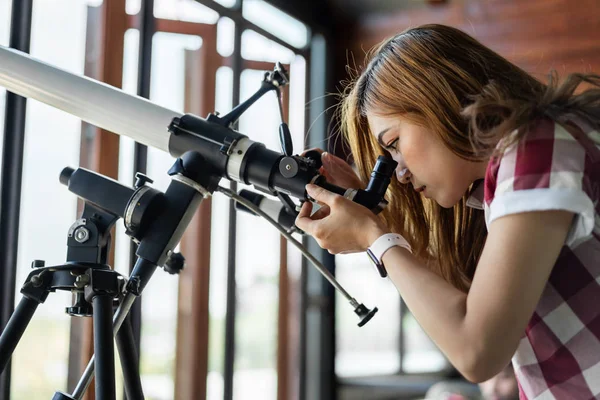 Frau Blickt Durch Fernglas Oder Teleskop — Stockfoto