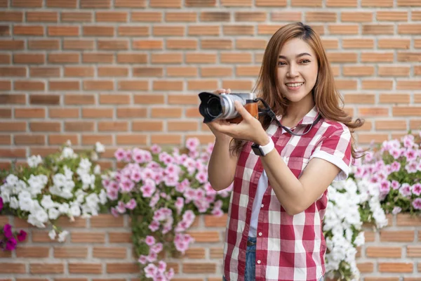 Frau Mit Spiegelloser Kamera Auf Ziegelwand Hintergrund — Stockfoto