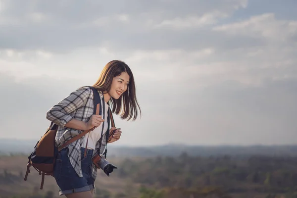 バックパックと田舎でカメラの女性観光客 — ストック写真