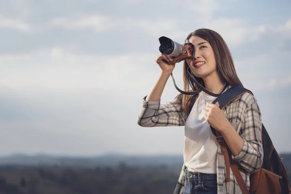 Turista Mujer Tomando Una Foto Con Cámara Naturaleza — Foto de Stock