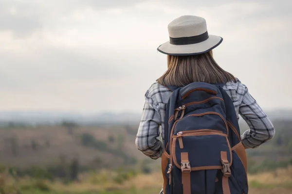 Turista Feminina Com Mochila Campo — Fotografia de Stock