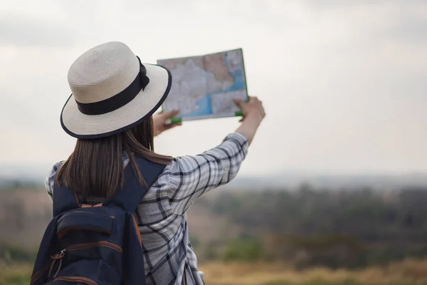 女性旅行者の旅行中の場所マップ上方向を検索 — ストック写真