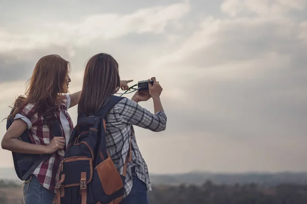 Zwei Touristinnen Machen Ein Foto Mit Ihrer Kamera Der Natur — Stockfoto