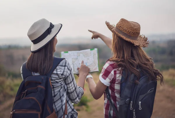 Two Woman Traveler Searching Direction Location Map While Traveling — Stock Photo, Image