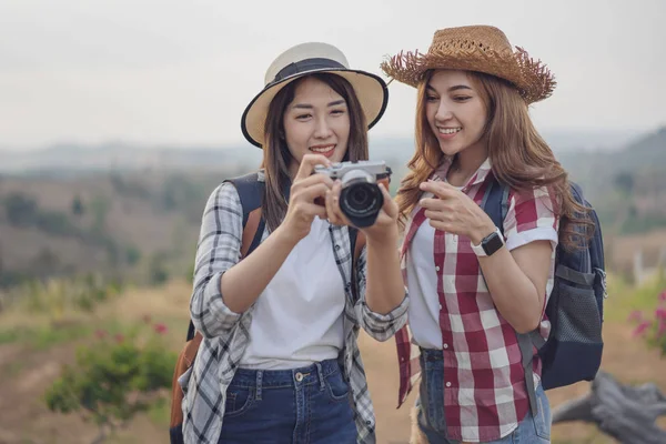 Zwei Touristinnen Machen Ein Foto Mit Ihrer Kamera Der Natur — Stockfoto