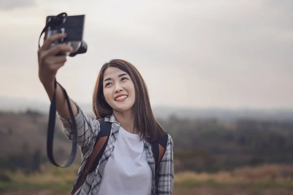 Reisende Macht Selfie Mit Kamera Bergwald — Stockfoto