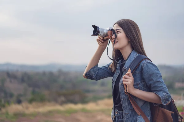 Τουριστική Γυναίκα Λαμβάνοντας Μια Φωτογραφία Φωτογραφική Της Μηχανή Στη Φύση — Φωτογραφία Αρχείου