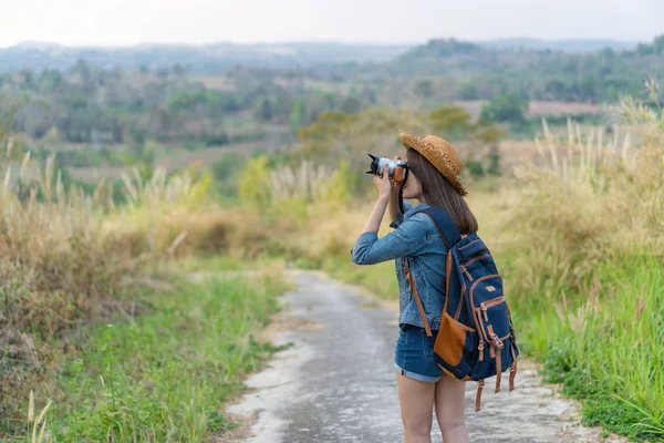 自然の中の彼女のカメラで写真を撮る観光客女性 — ストック写真