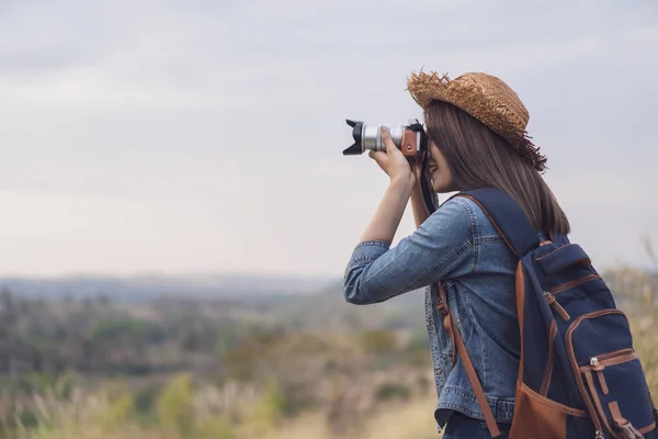 自然の中の彼女のカメラで写真を撮る観光客女性 — ストック写真