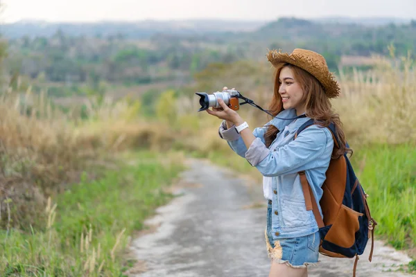 自然の中の彼女のカメラで写真を撮る観光客女性 — ストック写真