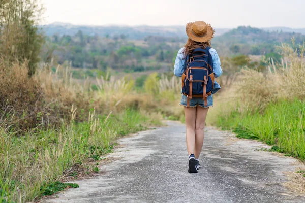 Mulher Com Mochila Andando Caminho Natureza — Fotografia de Stock