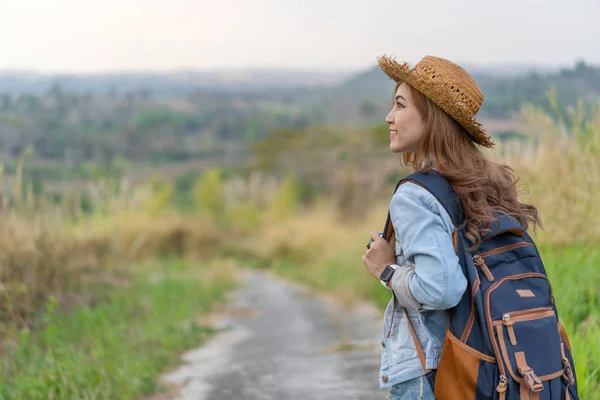 Mulher Com Mochila Andando Caminho Natureza — Fotografia de Stock