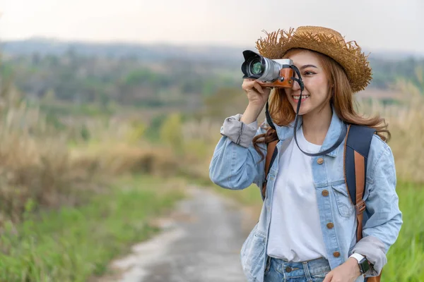 Turisztikai Vele Kamerával Természet Fotózás — Stock Fotó