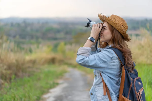 Туристическая Женщина Фотографируется Фотоаппаратом Природе — стоковое фото