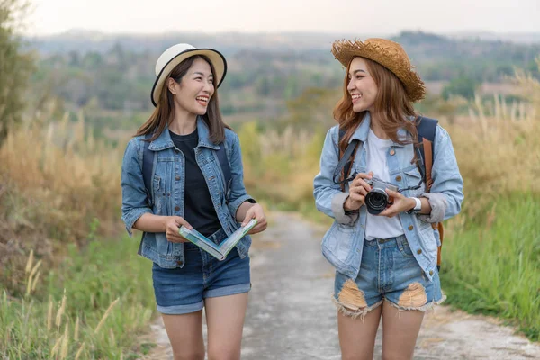 Deux Touriste Féminine Avec Sac Dos Campagne — Photo
