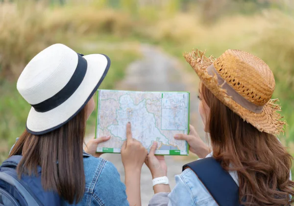 Two Woman Traveler Searching Direction Location Map While Traveling — Stock Photo, Image