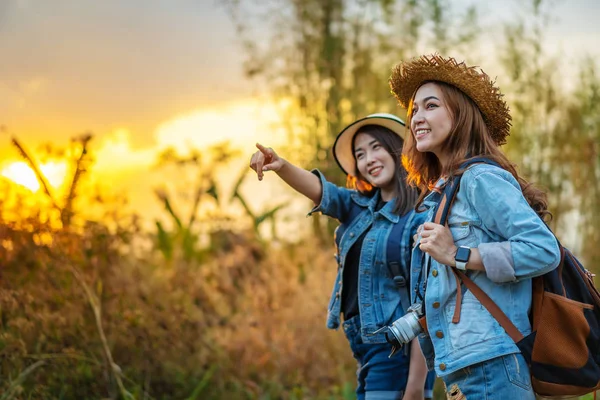 Two Female Tourist Backpack Countryside Sunset — Stock Photo, Image