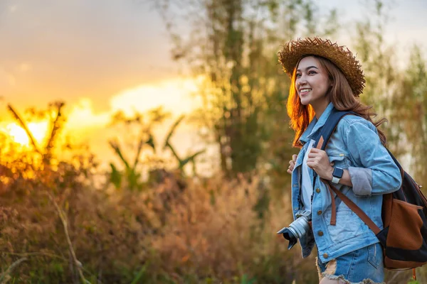 Hátizsák Kamera Vidéken Sunset Női Turisztikai — Stock Fotó