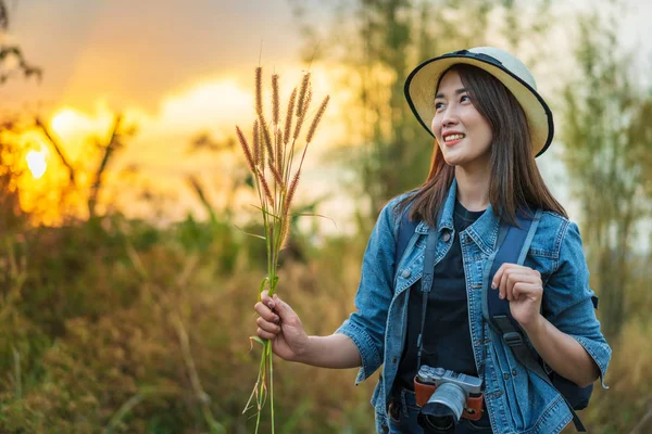 Kvinnlig Turist Med Ryggsäck Och Kamera Landsbygden Med Solnedgång — Stockfoto