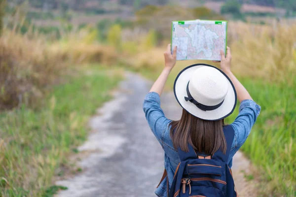 Mulher Viajante Procurando Direção Mapa Localização Durante Viagem — Fotografia de Stock