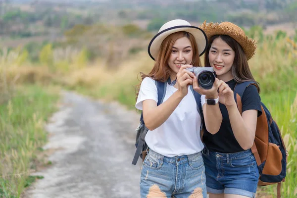 Deux Touriste Femme Prendre Une Photo Avec Son Appareil Photo — Photo
