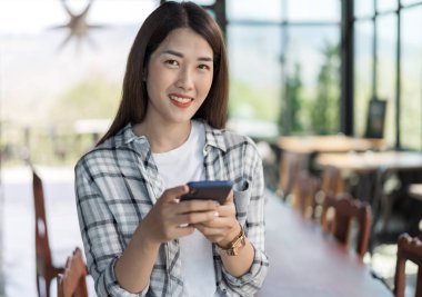 kafede Smartphone kullanan mutlu kadın