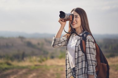 turist kadın alarak fotoğraf makinesinin doğa ile
