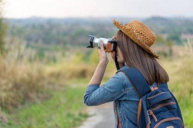 turist kadın alarak fotoğraf makinesinin doğa ile
