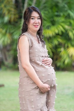 hamile kadın bahçede dinlenme