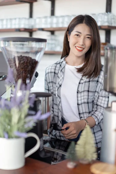Женщина готовит кофе с машиной в кафе — стоковое фото