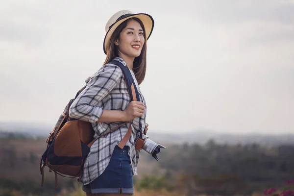 Touriste féminine avec sac à dos et caméra dans la campagne — Photo