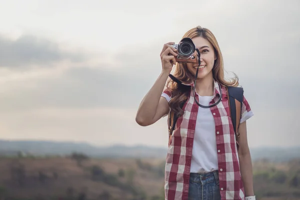 観光女性は自然の中の彼女のカメラで写真を撮影 — ストック写真