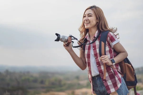 観光女性は自然の中の彼女のカメラで写真を撮影 — ストック写真