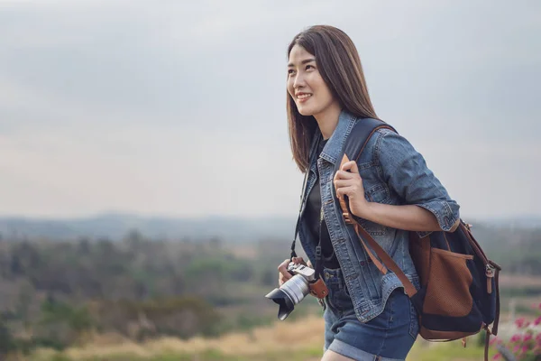 Touristin mit Rucksack und Kamera in der Natur — Stockfoto