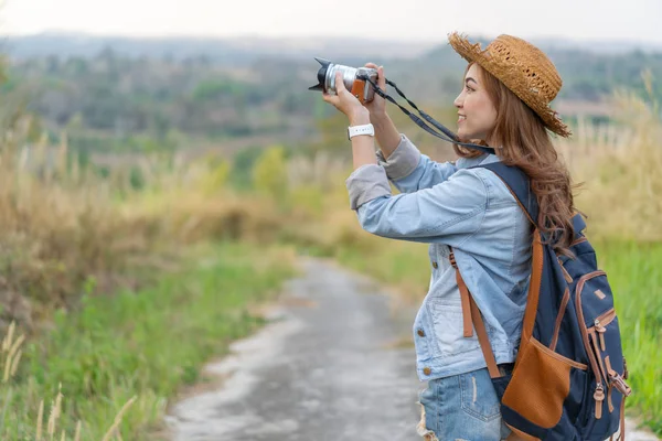 観光女性は自然の中の彼女のカメラで写真を撮影 — ストック写真