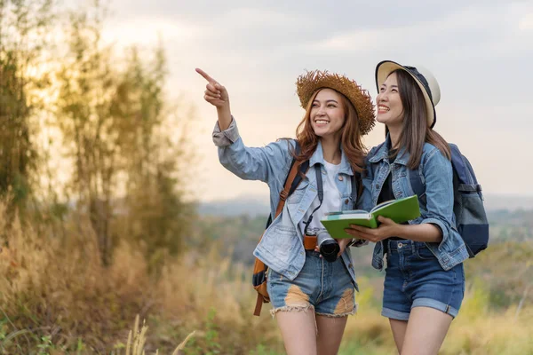 Duas mulheres procurando direção no mapa de localização durante a viagem — Fotografia de Stock